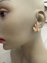 VINTAGE GOLD TONE PAVE CRYSTAL TEXTURED MAPLE LEAF BROOCH EARRINGS SET SIGNED