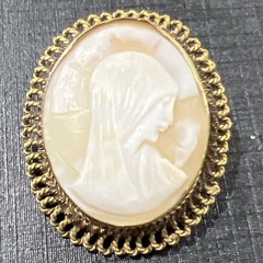 vintage cameo brooch 1.5 In