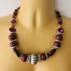 Vintage Lucite Necklace Wine Red Burgundy Silver Chunky Beads Shell PRETTY 1401