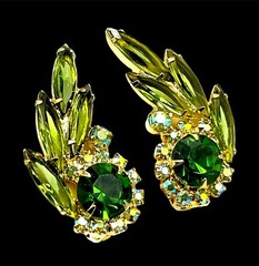 1962 JULIANA D&E EMERALD RHINESTONE MEDALLION DANGLES NECKLACE EARRINGS SET BOOK