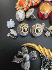 vintage costume jewelry lot of 28 in beautiful box