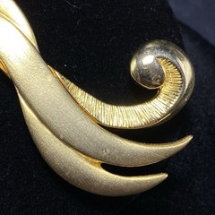 Vintage Tona Brooch Matte Shiny Goldtone Swirl 3-1/8″ Long