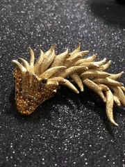 Vintage signe Les Bernard Rhinestone & Gold Tone Stylized dragon, serpent brooch