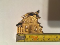 VINTAGE AAi HAUNTED HOUSE HALLOWEEN WITCH CAT BROOCH PIN GOLD TONE / WRONGWAY052