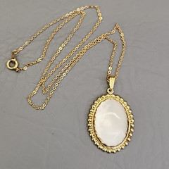 Vintage Mother of Pearl Pendant Necklace Oval White Gold Tone Cable Chain 17″