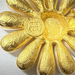 VTG GIVENCHY DAISY ONE CLIP ON EARRING