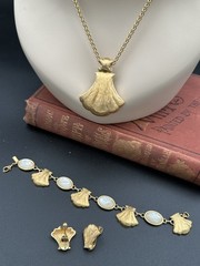 VTG 1980’s MONET 3 Piece Set Gold-tone Shell Necklace Bracelet Clip-on Earrings