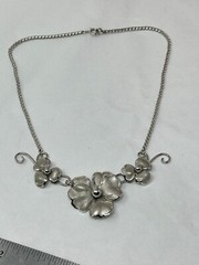 Vintage Silvertone 3D Metal Flower 15.5″ Necklace