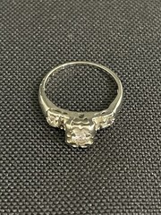 Vintage ENCORE 14K White Gold Ring 3 Clear Stones 2.4g Size 6.5 READ DESCRIPTION