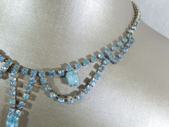 VTG SKY BLUE ALL PRONG SET EMERALD & ROUND RHINESTONE FESTOON NECKLACE
