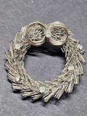 Vintage Silver Tone Wire Wreath Christmas Brooch Rhinestone Holiday Pin 1970s