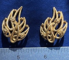 Vintage Monet Pat’d Gold Tone Clip On Earrings Signed Textured Abstract