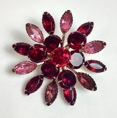 Vintage Gold-Tone Red & Pink Rhinestone Starburst Prong Brooch 2.25″ Diameter