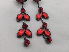 2″ RED CRYSTAL BLACK ALLOY VTG ESTATE DANGLE DAINTY FLOWER VINE PIERCED EARRINGS