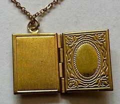 VINTAGE STYLE BOOK LOCKET BOOKLET GOLD TONE METAL PENDANT 1″ NECKLACE 20″ GP