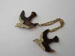 Double Dove Bird Brooch Vintage Rhinestone Pin Tortoise Shell Gold Tone Chains