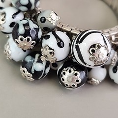 Vintage Glass Beaded Expandable Bracelet Black White Silver Tone 6″