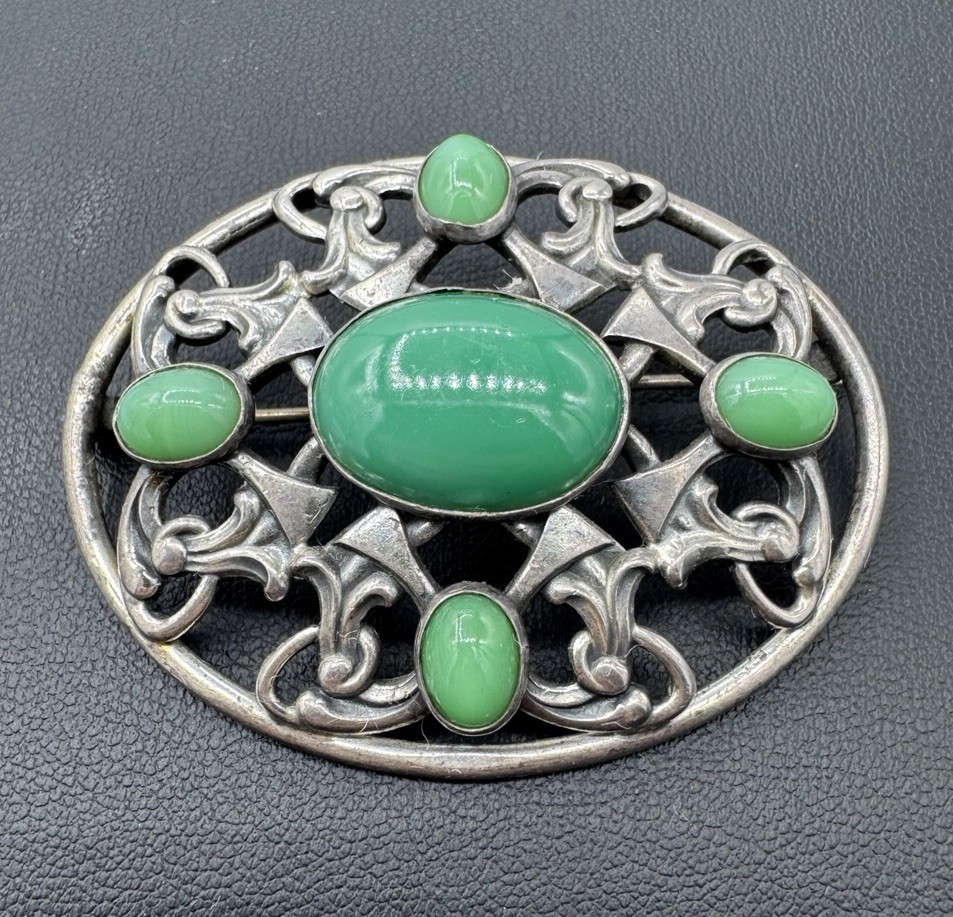 LARGE NAPIER 1920s SILVER JELLY BELLY GREEN CABACHON BROOCH PIN Chrysoprase ?