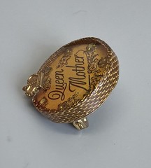 MAXIMAL ART John Wind Vintage “Queen Mother” Round Gold Tone Resin Enamel Pin