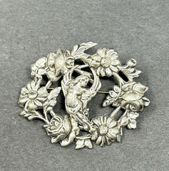 Art Nouveau Brooch Pin Repousse Floral Wreath Art Deco 2″ Vintage