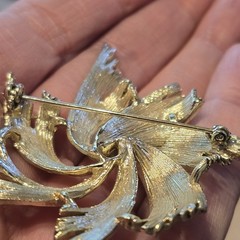 Vintage Lisner Gold Tone Swirling Design Brooch 2.5 Inches Signed
