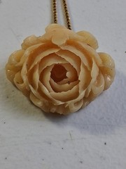 Vintage Peach Carved Rose Pendant With 18″ Goldtone Chain 1970s