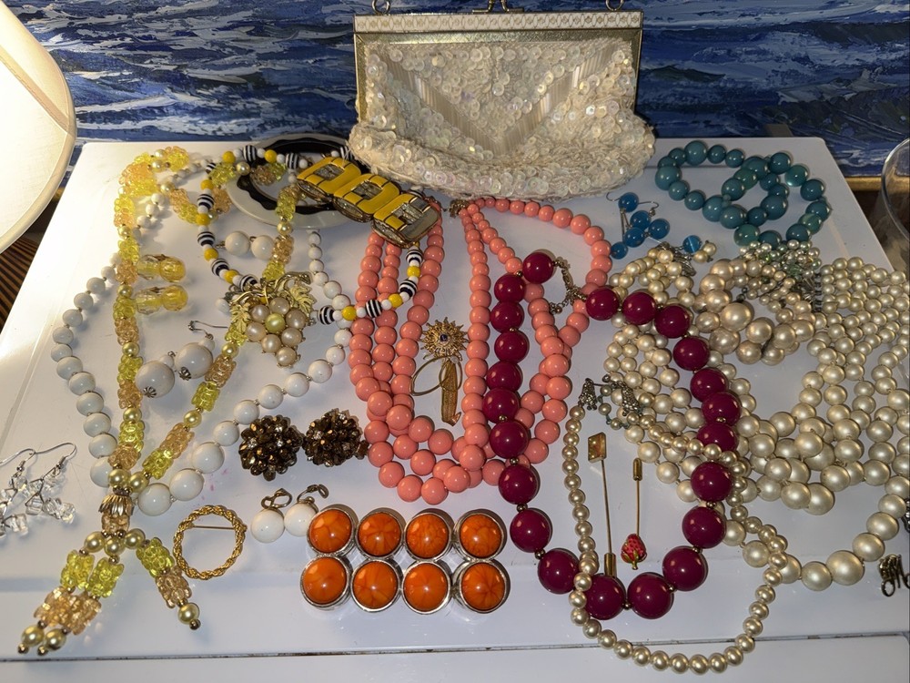 lot 1950s 1960s costume jewelry Necklaces Clip Earrings Pins Brooches Bracelets