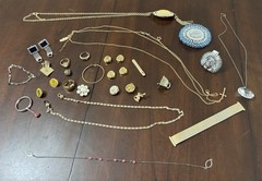 Vintage Estate Lot Of 30 Pieces Of Fashion Jewelry UNTESTED SEE DESCRIPTION