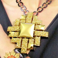 VTG RUNWAY LARGE MONET PAS D’OR GP BROOCH PENDANT BRUTALIST/GLOSSY MODERNIST 70s