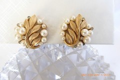 VTG CROWN TRIFARI PEARL & RHINESTONE BROOCH / PIN & EARRINGS SET
