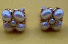 VINTAGE GOLD TONE METAL FAUX PEARL CLIP ON EARRINGS 1” Z01