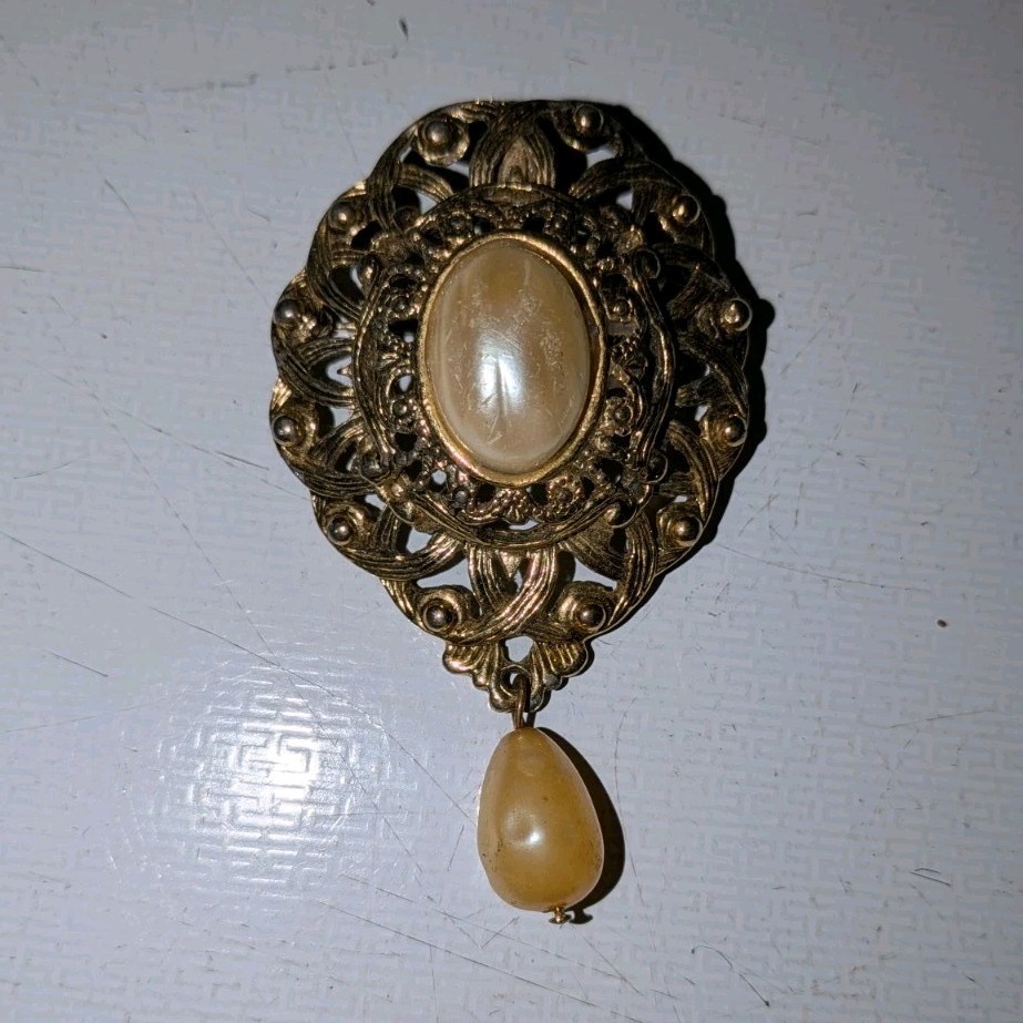 Vintage Pendant/ Brooch Gold Tone