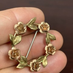 Krementz Copper Tone Gold Plated Round Leaf Rose Pin Brooch Signed Vtg Wreath