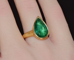 GIA CERTIFIED 5.25CT NATURAL EMERALD SOLID 18K GOLD SCULPTURAL BEZEL DESIGN RING