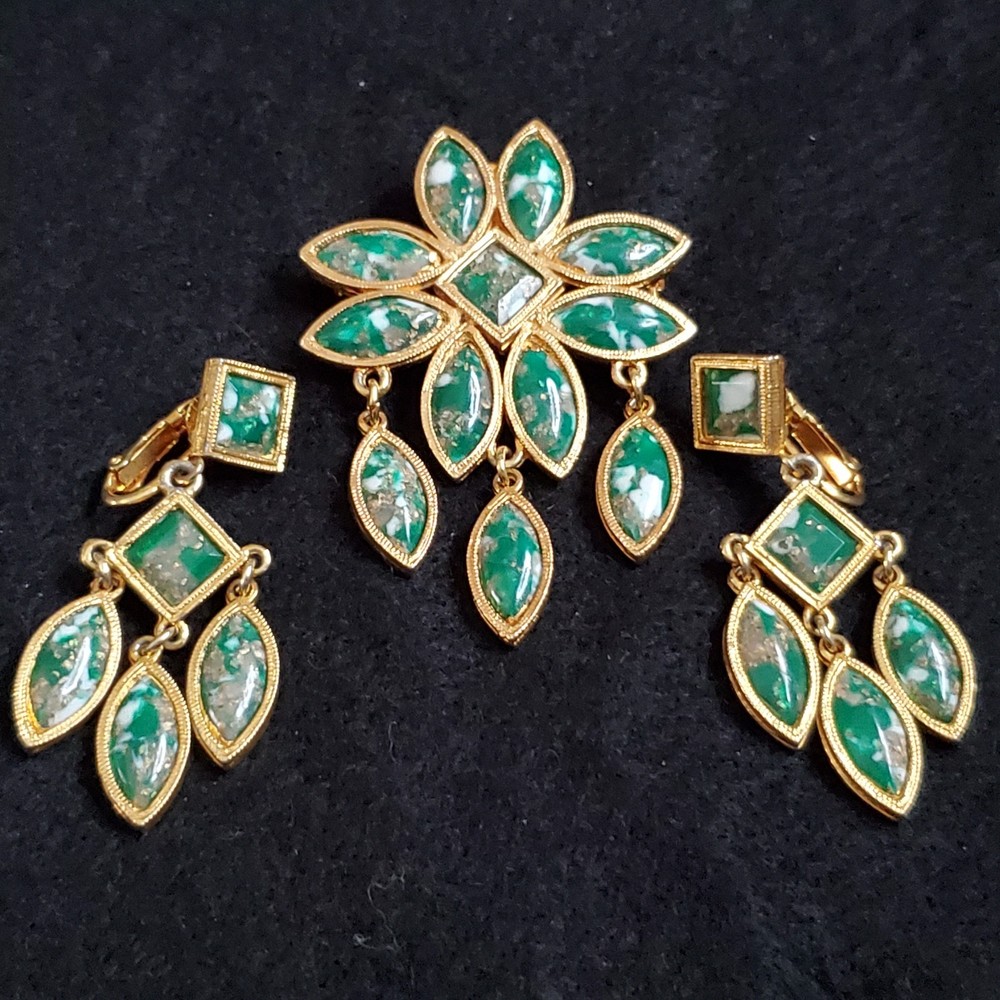 Vintage Celebrity Brooch Earring Set Gold Tone Green Clip On Dangles 2.25″