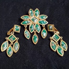 Vintage Celebrity Brooch Earring Set Gold Tone Green Clip On Dangles 2.25″