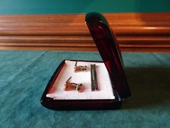 VINTAGE HICKOK GOLDTONE TIE BAR CLIP AND CUFFLINKS SET WITH SILVER ACCENT, CASE