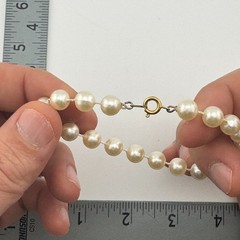 Faux Pearl Bracelet 7.5 in Graduated Beads Gold Tone Spring Ring Clasp