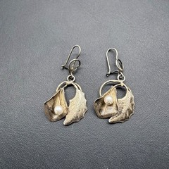 Vintage Earrings Calla Lily Pearl Leaf Textured Silver Tone 1.5 inches