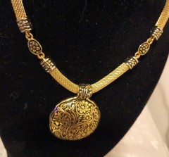 15″ Vintage Goldtone Cable Necklace 2″ Engraved Floral Design Round Pendant