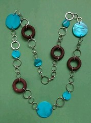 Turquoise Colored SHELL & Wooden Beaded Necklace In Silver Tone