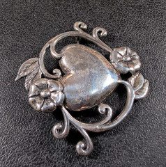 Jezlaine Heart Floral Vine Brooch – Vintage – Sterling 925 – 2″ – 12.3 g