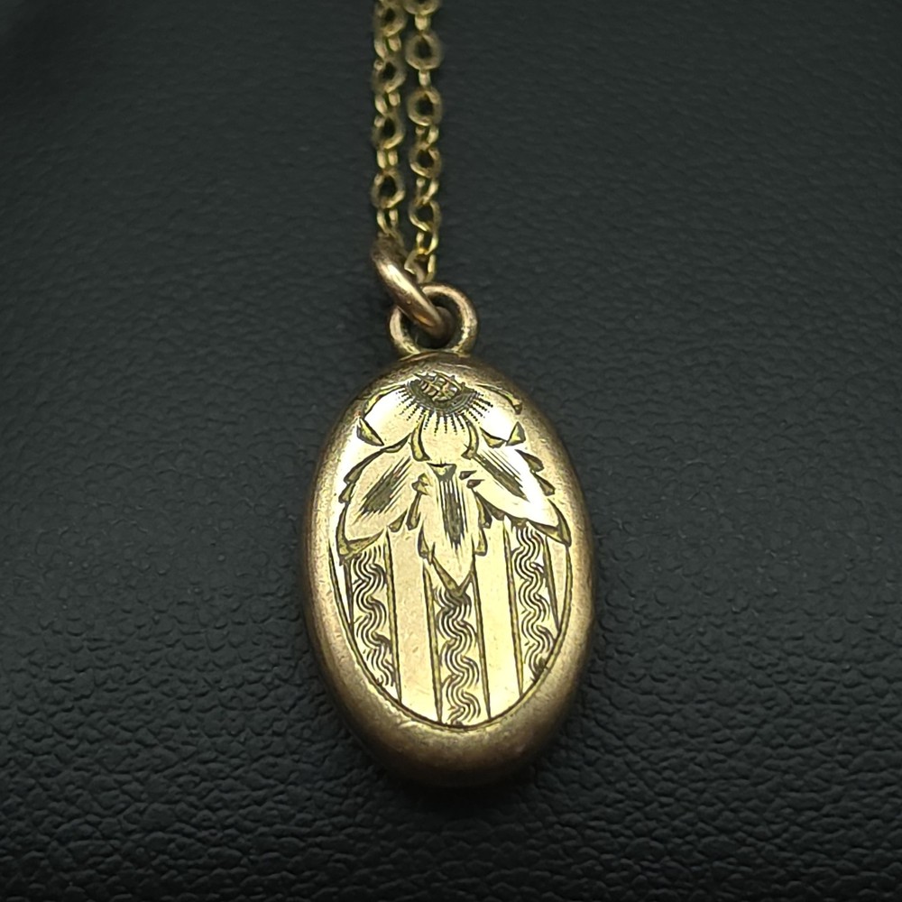 Vintage 12K GF W.C. Co Engraved Oval Photo Locket 17″ Necklace