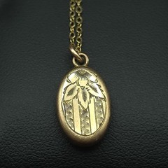 Vintage 12K GF W.C. Co Engraved Oval Photo Locket 17″ Necklace