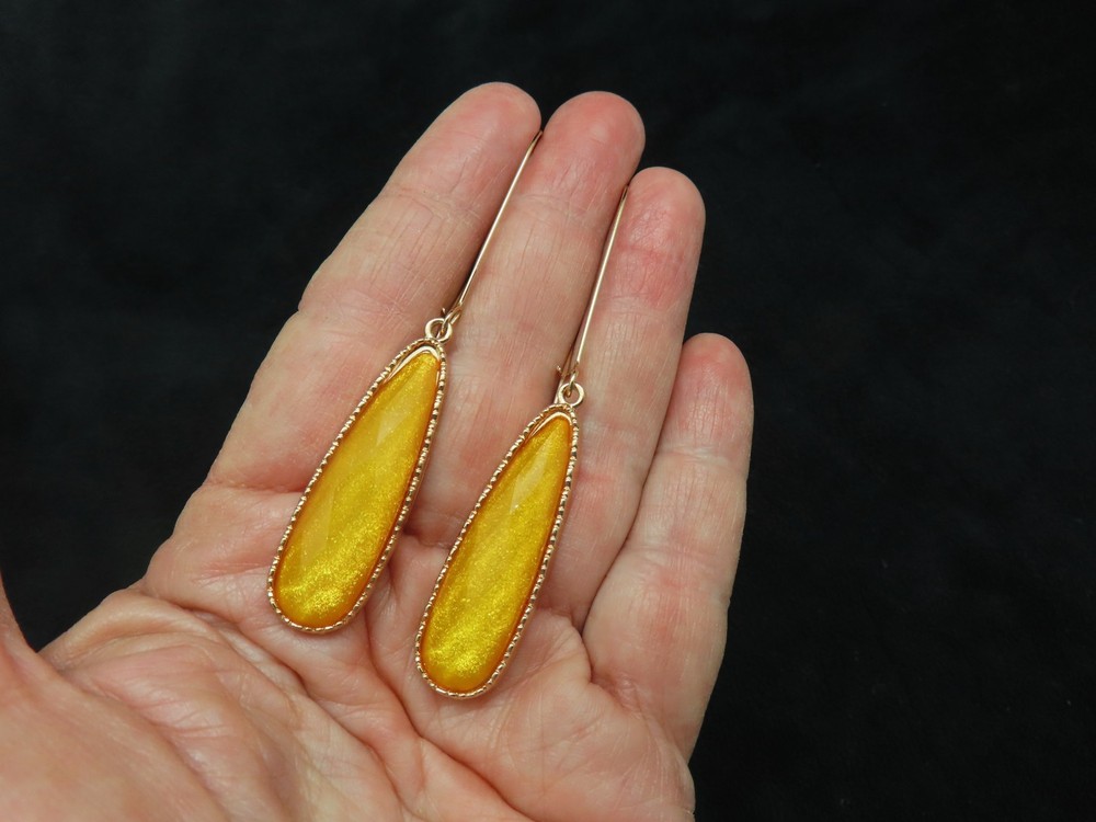 Vintage Contemporary Gold Tone Yellow/Amber Colored Teardrop Pierced Earrings