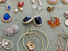 LOT OF 100+ VINTAGE GOLD TONE EARRING PAIRS FOR PIERCED EARS N189