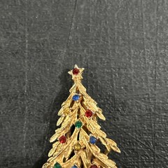 Beautiful Vintage Christmas Tree Brooch Pin Gold Tone Rhinestone 2 3/8”
