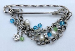 A2-74 VINTAGE SILVER TONE BROOCH PIN 2.5″ BEADED CHAIN DANGLE FLOWER SAFTEY PIN