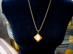 Vintage 1 In. Butterscotch BAKELITE Shell CAMEO Pendant Gold Tone Chain Necklace