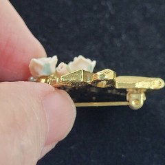 Golden Picnic Basket Pin w Pink Porcelain Roses & Faux Pearls VTG 1990’s 1.25″